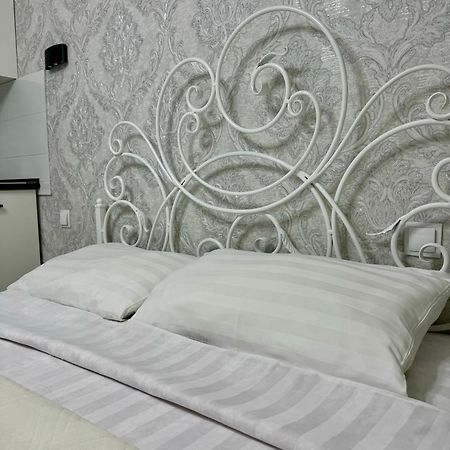 Уютная Комната-Студия В Центре Бишкека Bagian luar foto